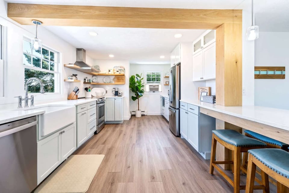 House, Multiple Beds, Patio, Garden View (Beachwood Getaway) | Private kitchen | Fridge, microwave, oven, stovetop