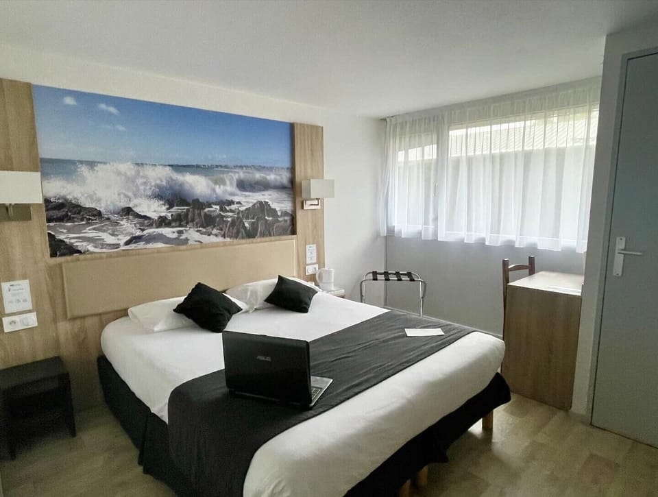 Standard Double Room | Desk, blackout drapes, soundproofing, iron/ironing board