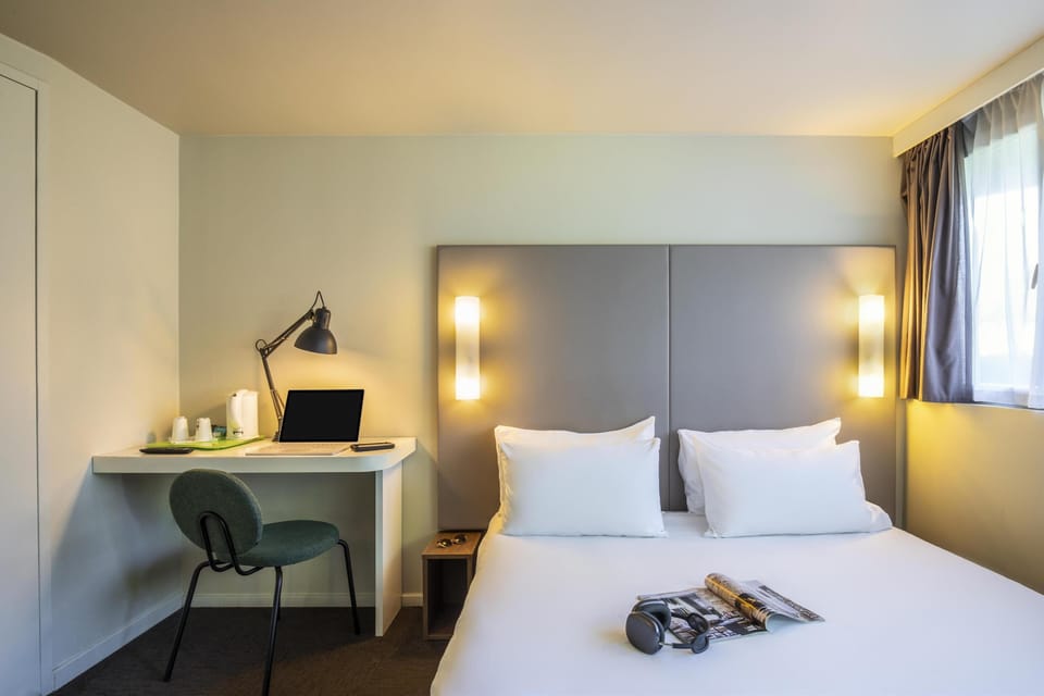 1 bedroom, desk, soundproofing, free cribs/infant beds