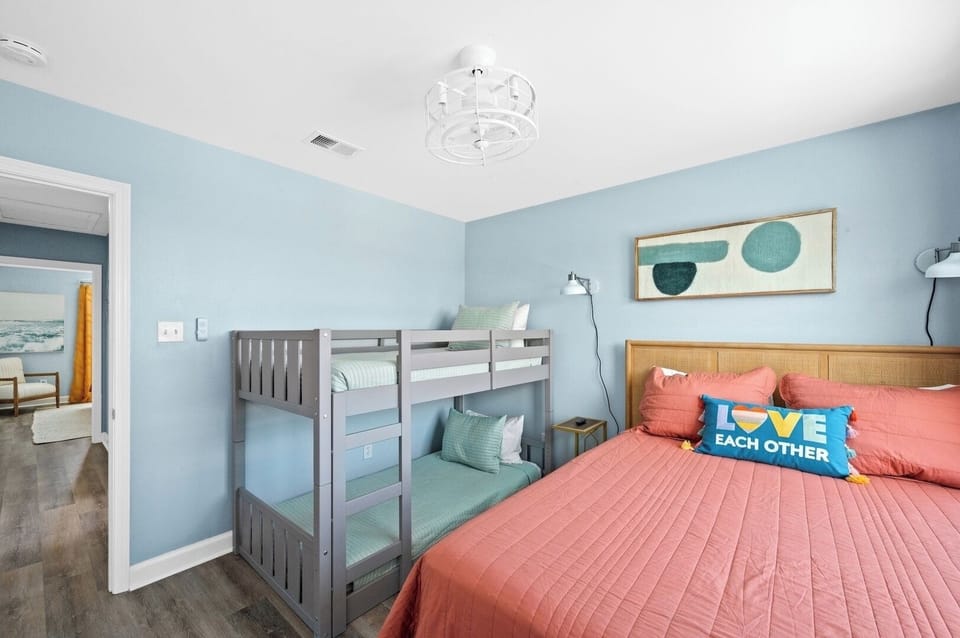 Queen/Bunk Room - 45" smart tv