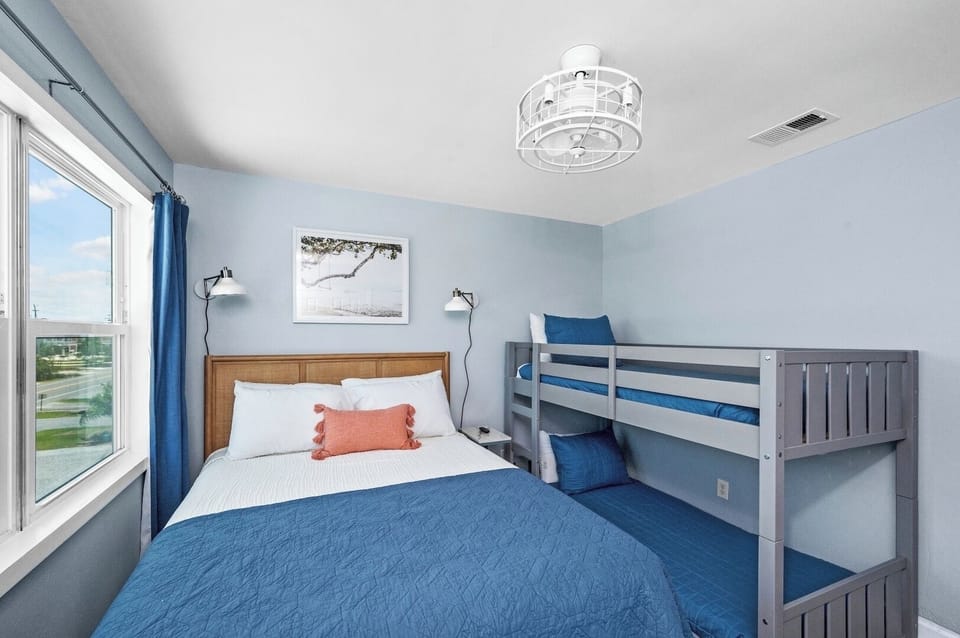 Queen Bed/Bunk Room