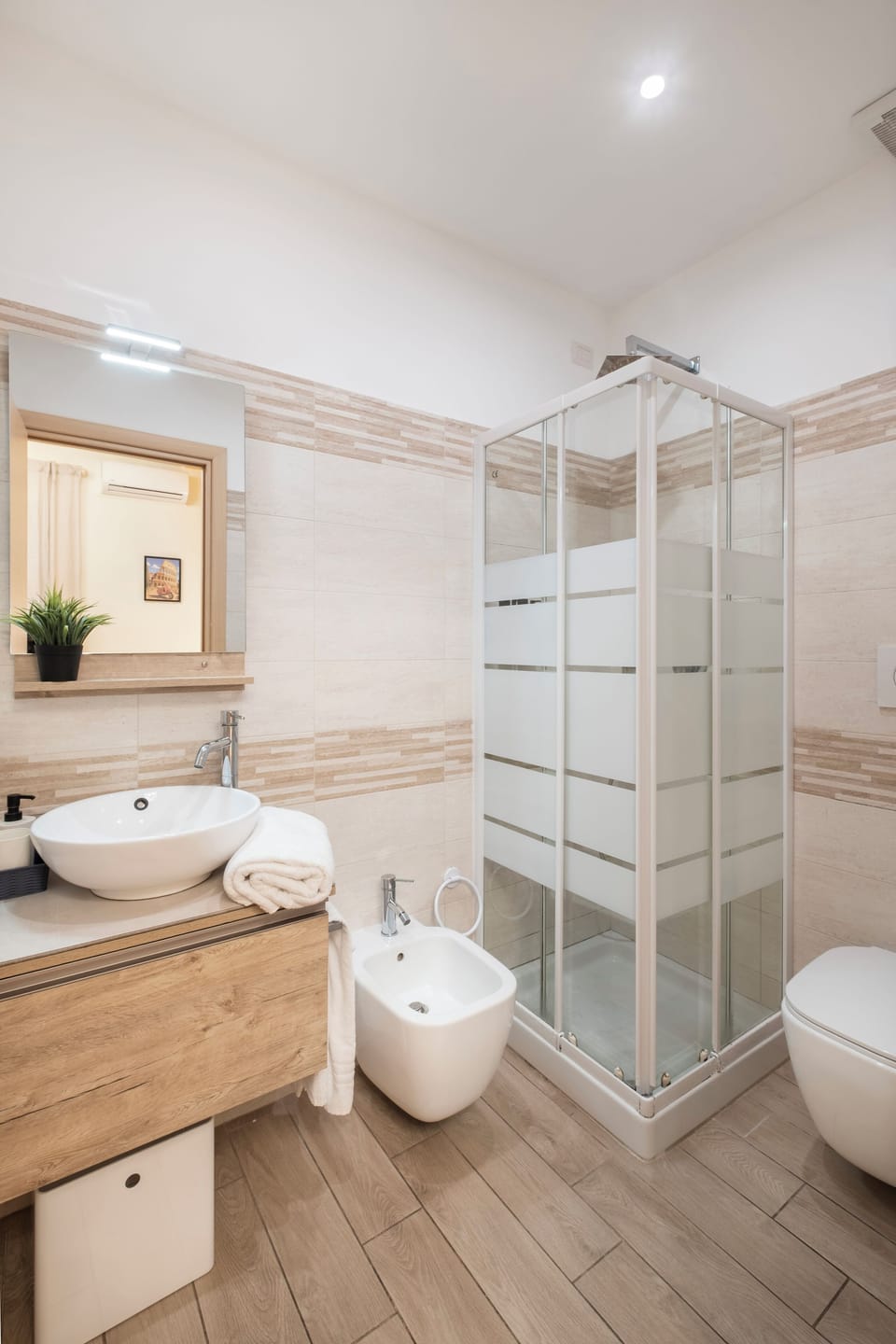 Standard Room, 1 Bedroom | Bathroom | Shower, hair dryer, towels, soap