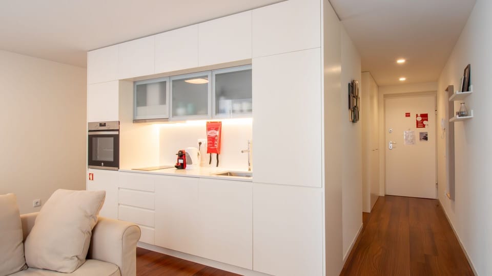 A sleek, fully equipped kitchen seamlessly integrated into the living area, offering everything needed to prepare meals and enjoy a comfortable stay.
#LovelyStay #ModernKitchen #ApartmentLiving #TravelPortugal #CityStay #VacationRental