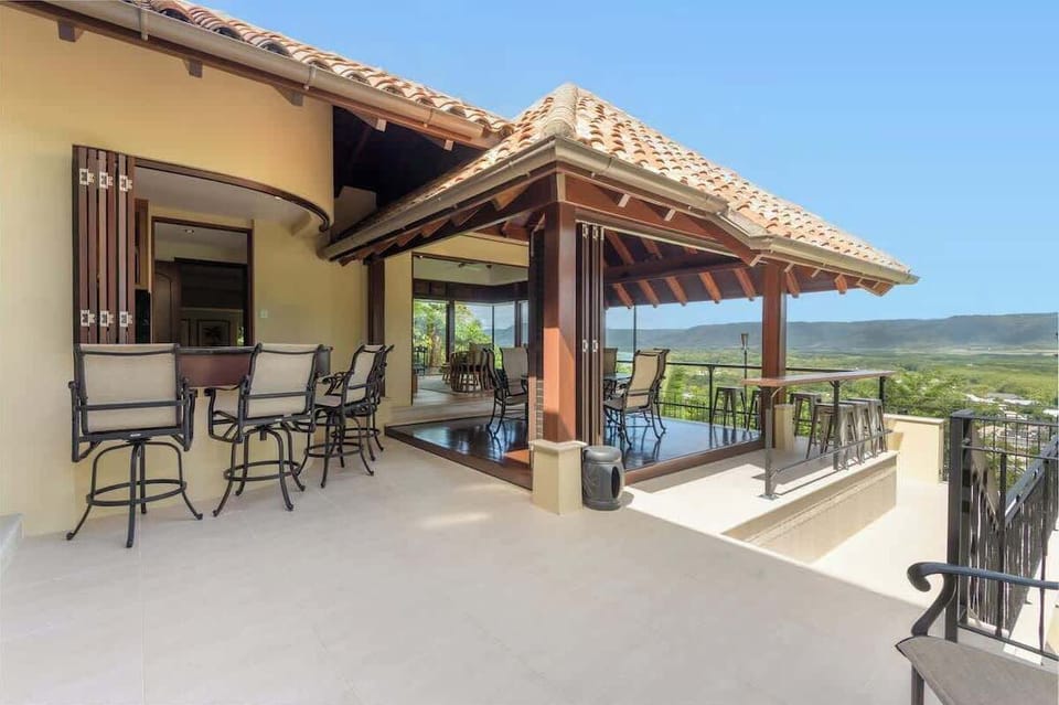 Savour panoramic hinterland and ocean views from this expansive balcony, complete with multiple seating areas ideal for breezy breakfasts or evening drinks.