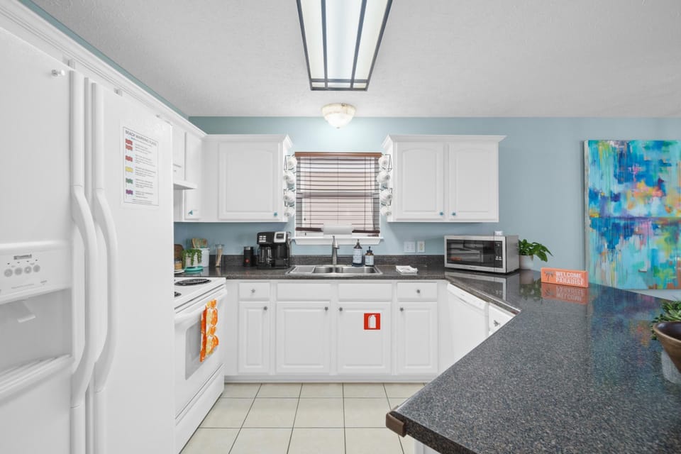 House, Courtyard View | Private kitchen | Full-size fridge, microwave, oven, stovetop