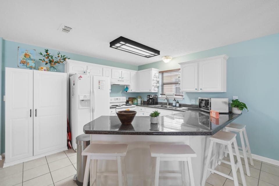 House, Courtyard View | Private kitchen | Full-size fridge, microwave, oven, stovetop