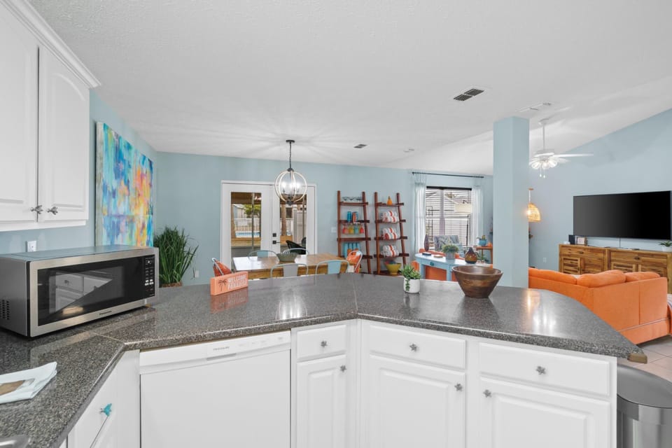 House, Courtyard View | Private kitchen | Full-size fridge, microwave, oven, stovetop