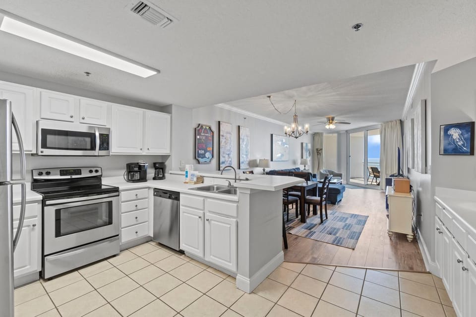 Condo, Multiple Beds (Palacio 705) | Private kitchen | Oven, toaster