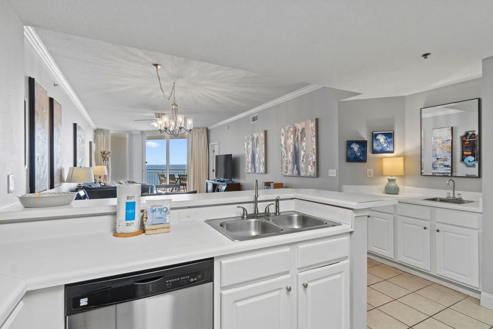 Condo, Multiple Beds (Palacio 705) | Private kitchen | Oven, toaster