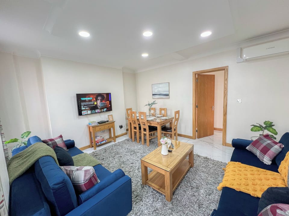 Cozy living room w/ Smart TV & AC, steps from Edgware Rd, Marble Arch, Hyde Park