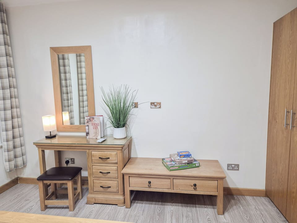 Comfortable Bedroom 3 w/ double bed, wardrobe, AC near Edgware Road & Marylebone