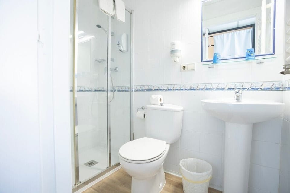 Superior Shared Dormitory, Women only | Bathroom | Free toiletries, towels, soap, shampoo