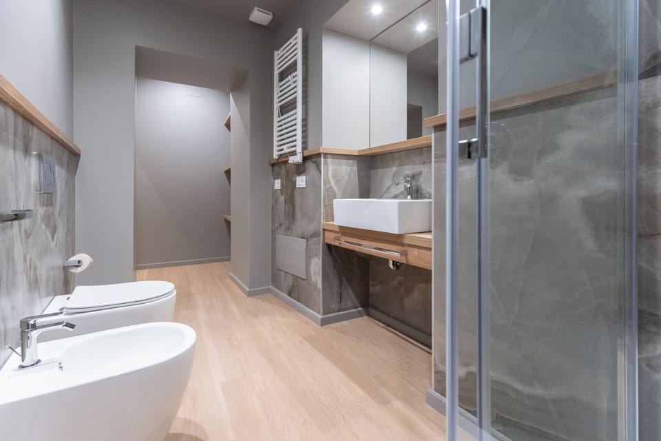 Luxury Suite, City View | Bathroom | Shower, hair dryer, bidet, towels