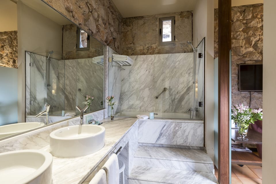 Superior Double Room, 1 Queen Bed | Bathroom | Free toiletries, hair dryer, bidet, towels