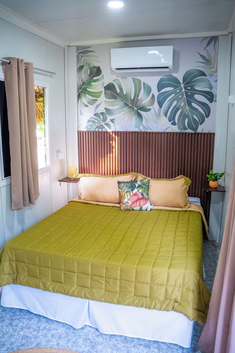 Premium bedding, minibar, blackout drapes, WiFi (free)