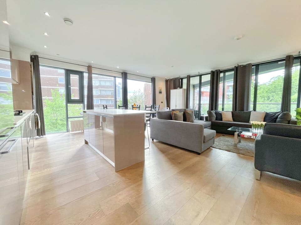 Sleek 3-bedroom flat with life in Southward, Bourough near The Shard
