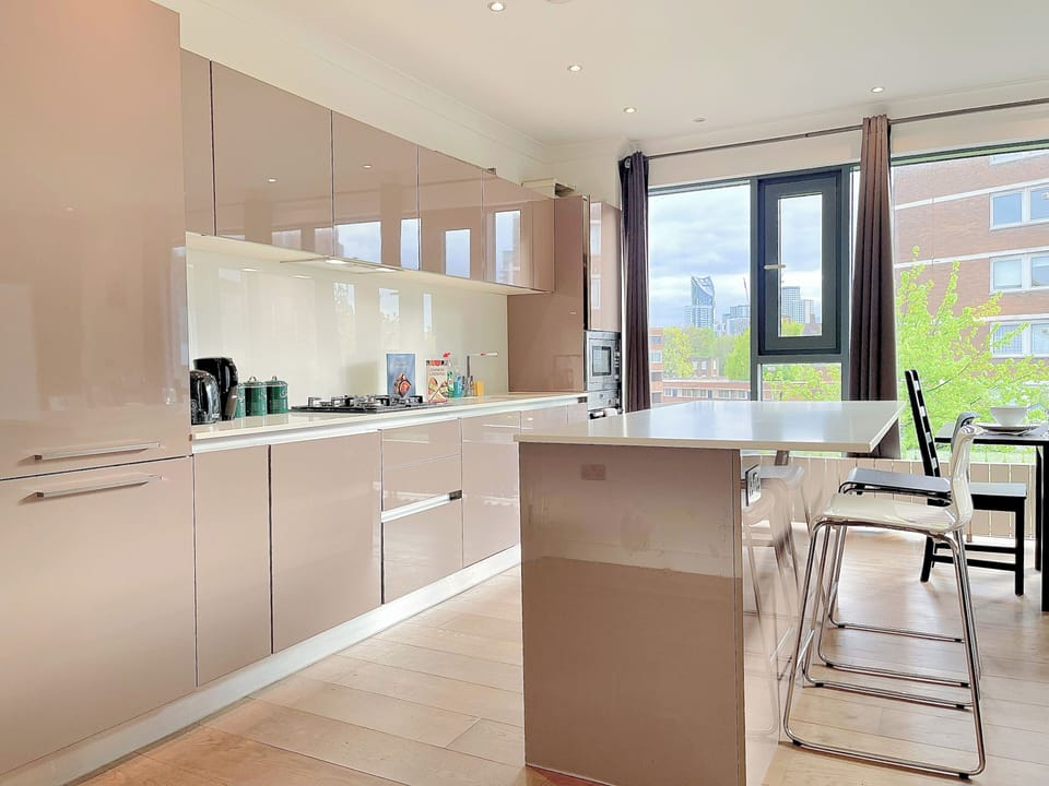 Sleek 3-bedroom flat with life in Southward, Bourough near The Shard