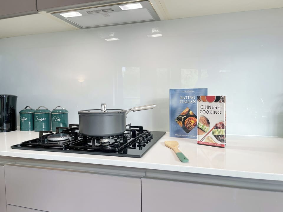 Sleek 3-bedroom flat with life in Southward, Bourough near The Shard