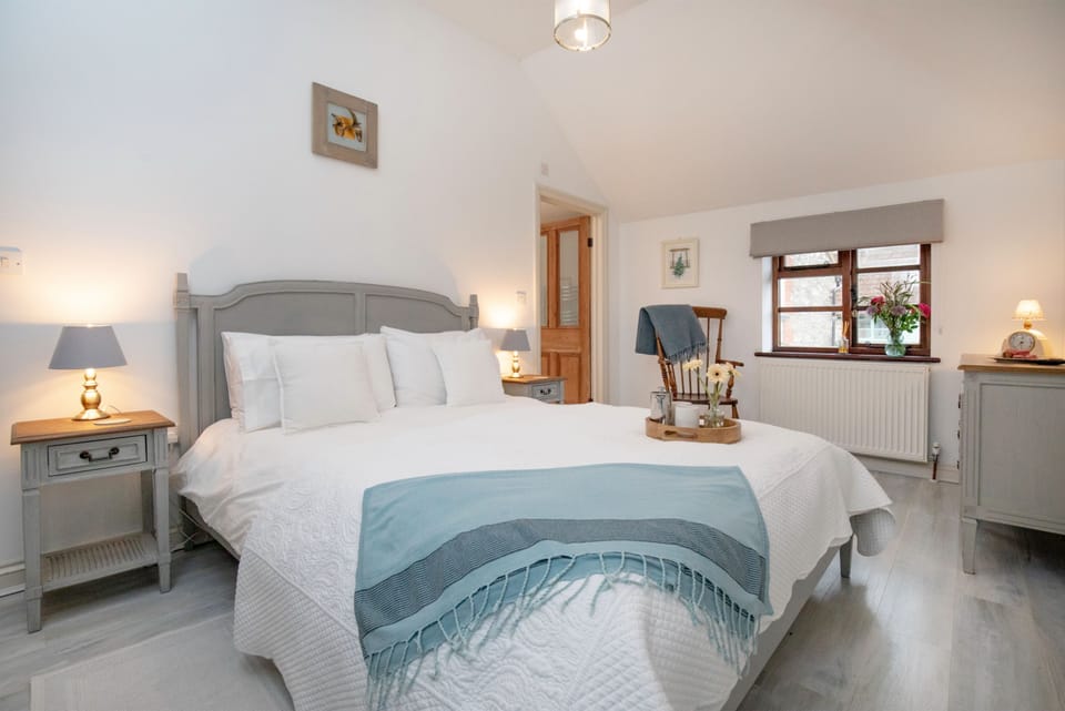 Chantry Cottage, Beaminster: Bedroom one with king-size bed and en-suite shower room
