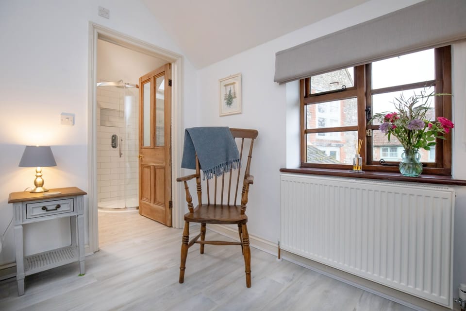 Chantry Cottage, Beaminster: View through to the en-suite shower room
