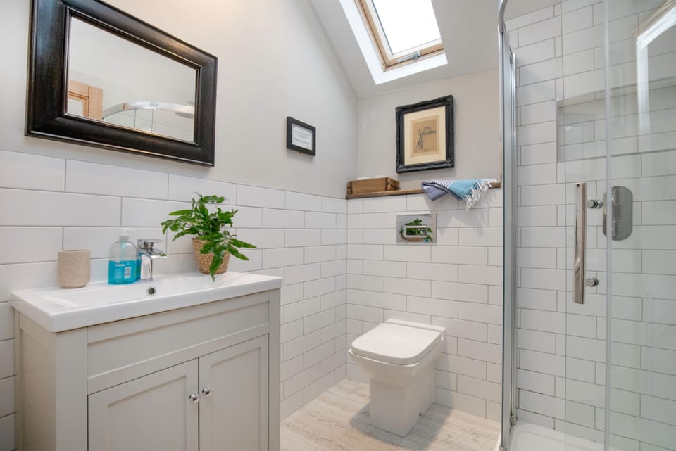 Chantry Cottage, Beaminster: The en-suite shower room