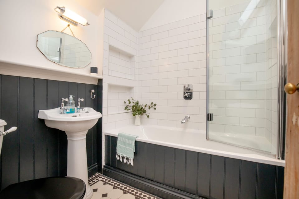 Chantry Cottage, Beaminster: The family bathroom with bath and shower