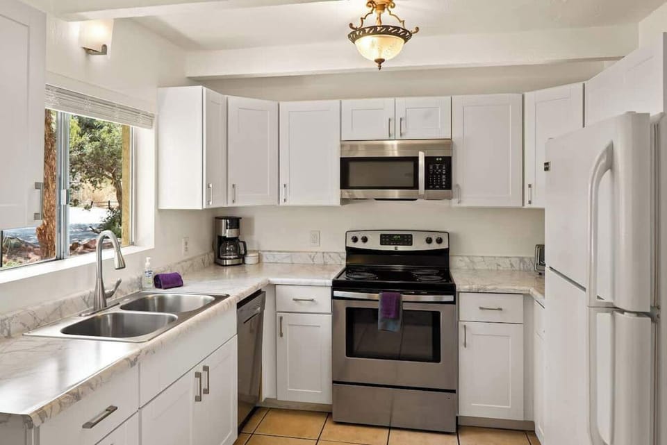 Modern kitchen, ready for your culinary adventures.