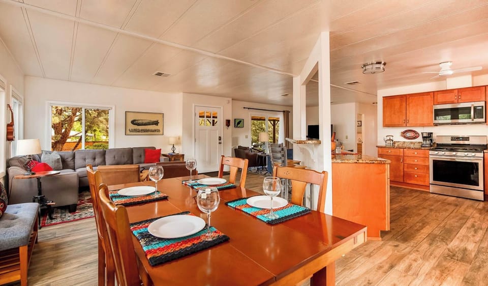 Fully equipped kitchen and dining area, perfect for gathering together.