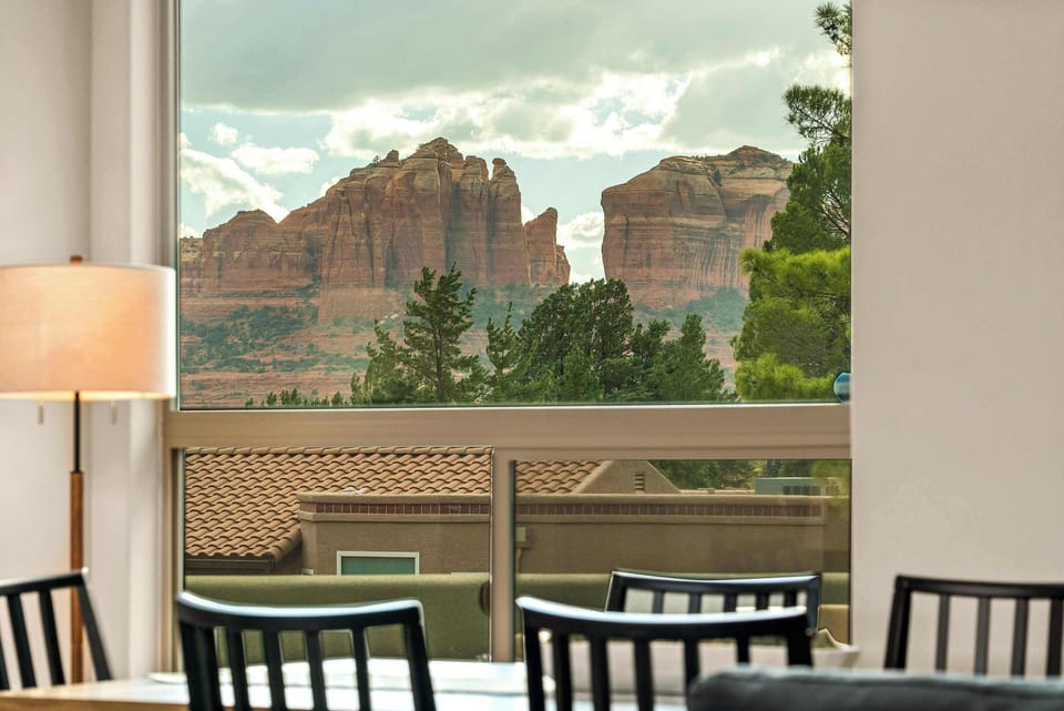 Dine in with a perfect view. 