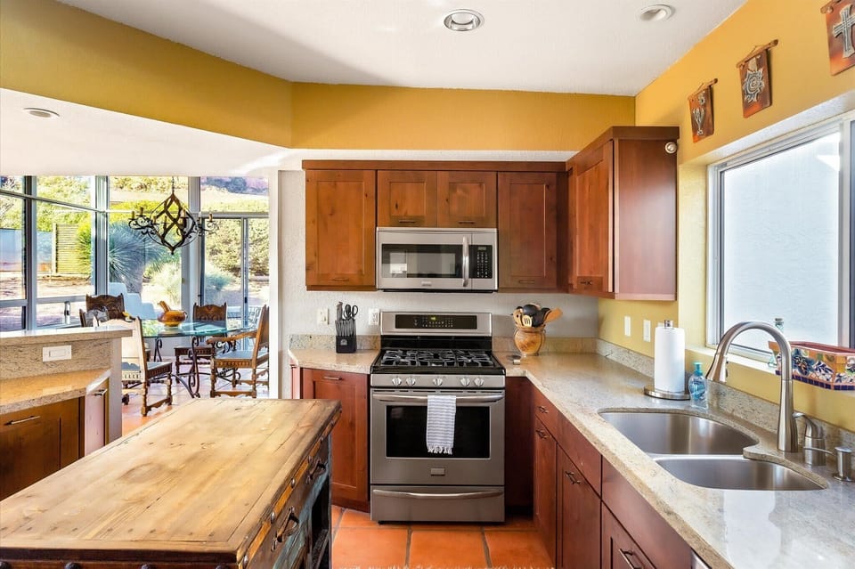 Fully equipped kitchen, ready for your culinary creations. Start your day right!