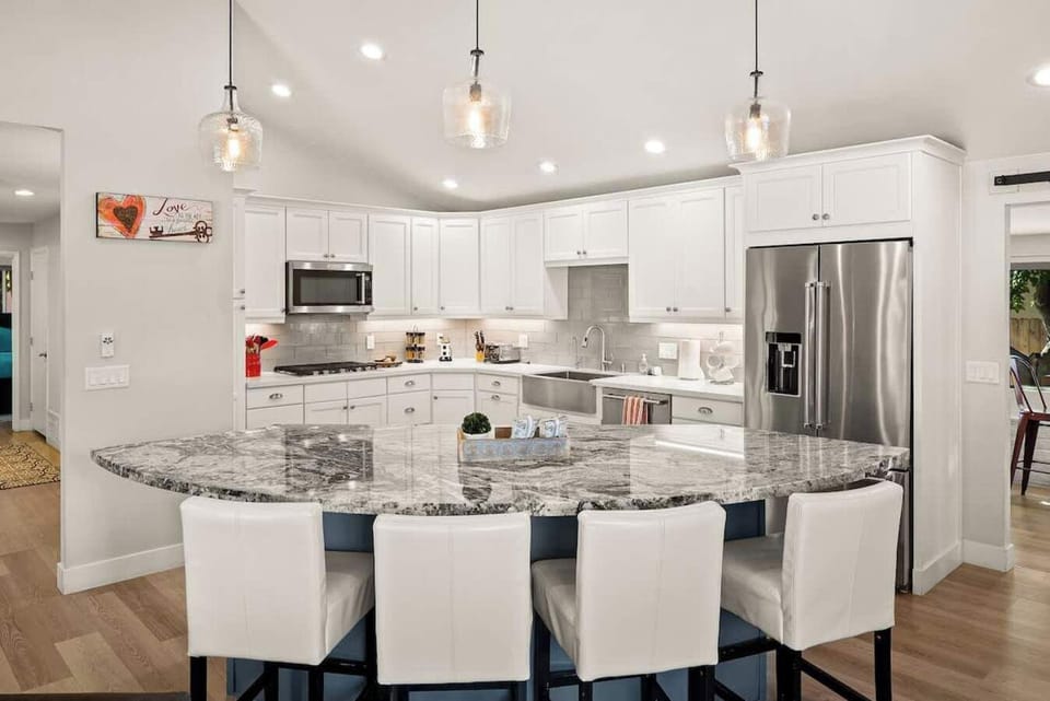 Perfect dine and cook kitchen with lots of overhead lighting and amenities.