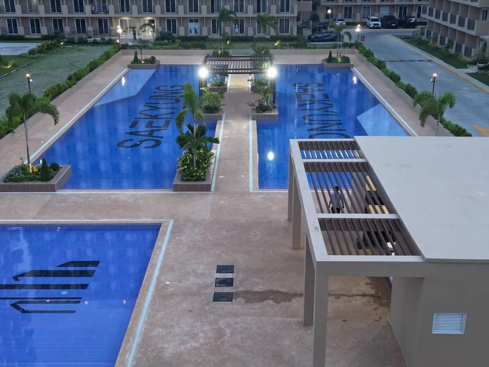 2 outdoor pools