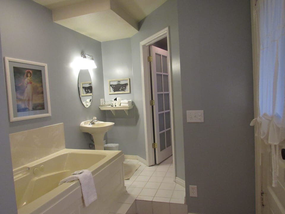 Deluxe Room, Garden View | Bathroom