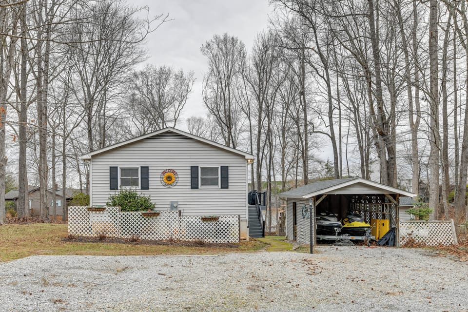 Exterior | Parking | Shared Driveway (2 Vehicles) | Street Parking