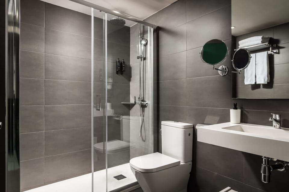 Superior Double Room | Bathroom | Shower, hair dryer, towels, soap
