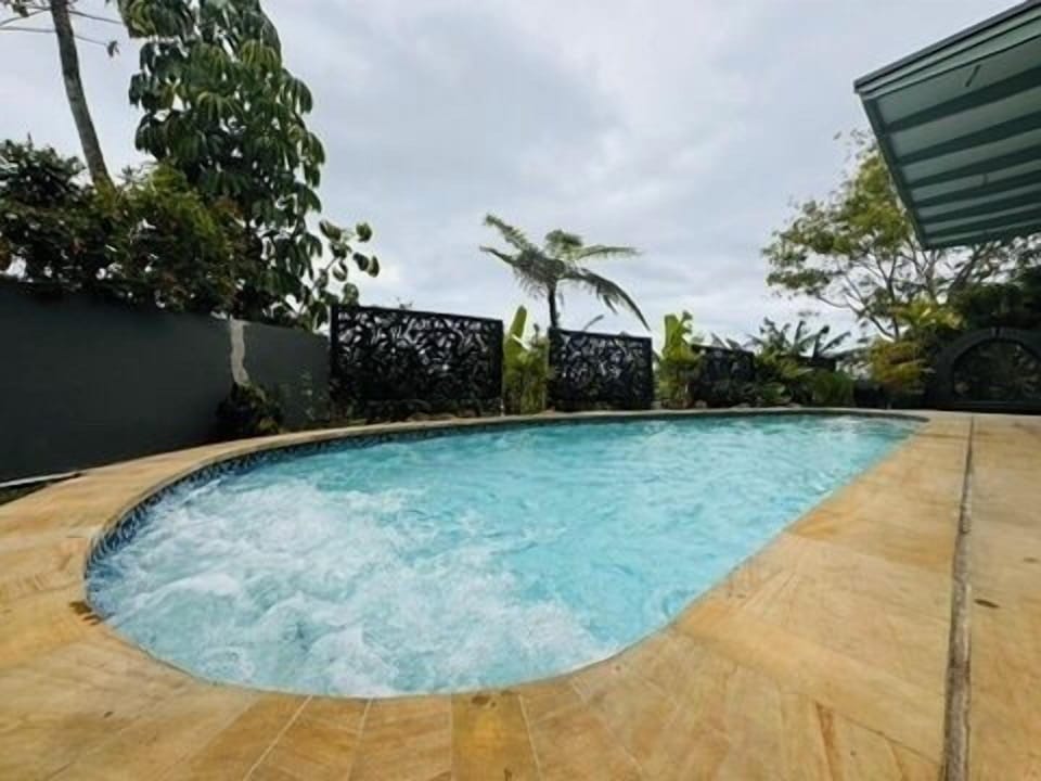 Jacuzzi on side of pool