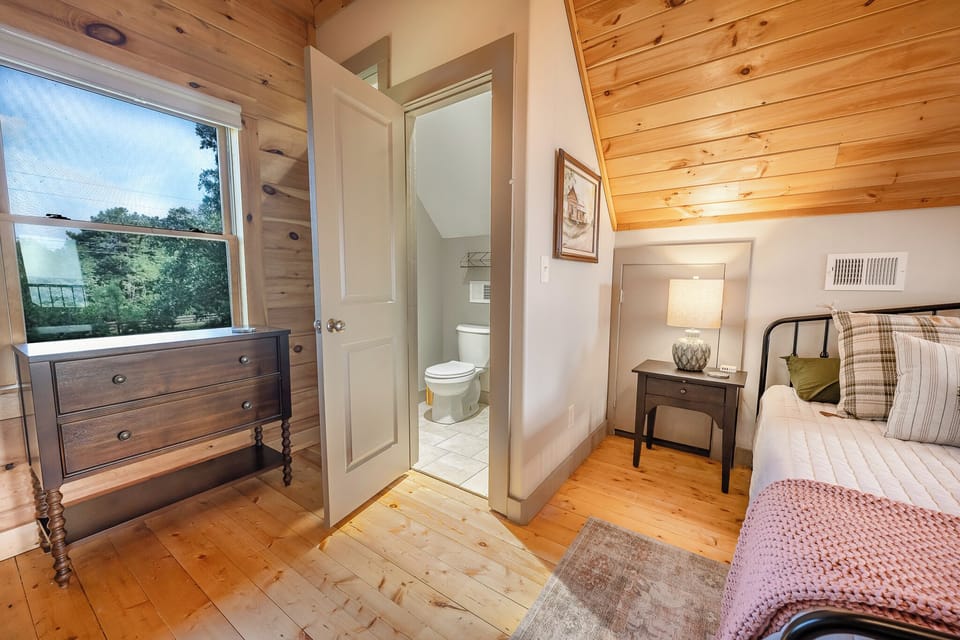 Loft with queen bed, arcade game, foosball and half bathroom