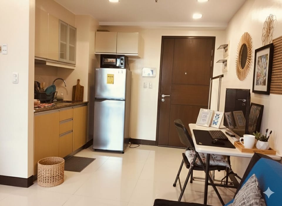 Double or Twin Room, City View | Living area | Smart TV