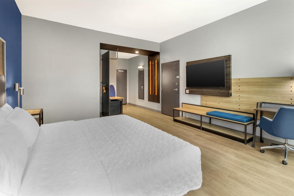 Desk, laptop workspace, free WiFi, bed sheets