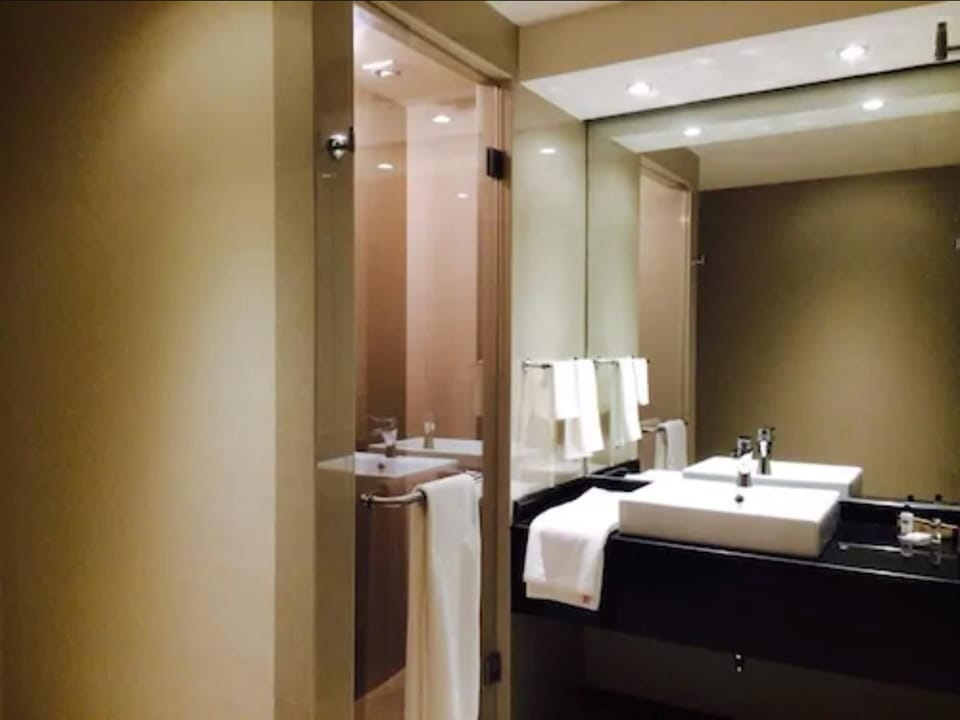 Standard Room, 1 King Bed | Premium bedding, desk, iron/ironing board, WiFi (free)