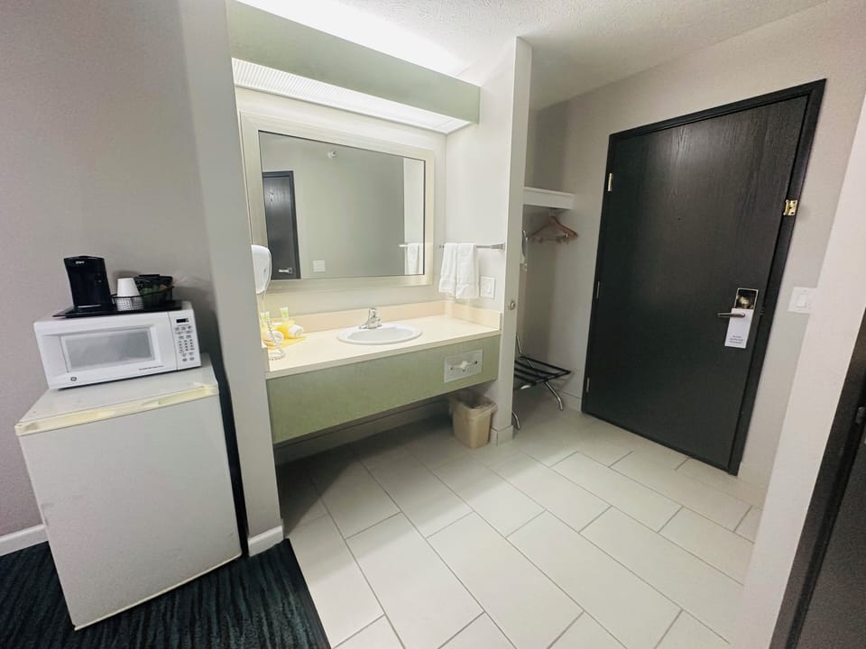 Suite, 1 King Bed | Premium bedding, desk, laptop workspace, blackout drapes