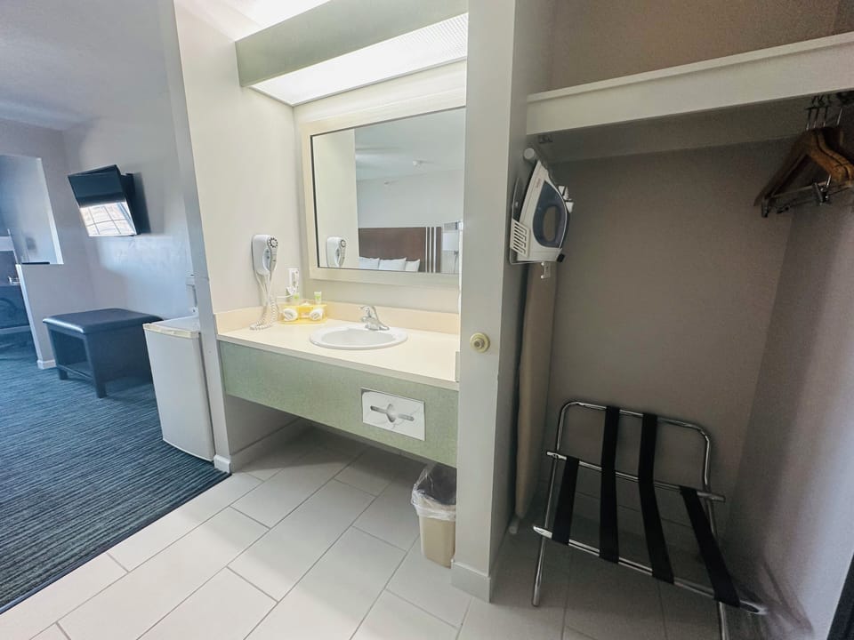 Suite, 1 King Bed | Premium bedding, desk, laptop workspace, blackout drapes