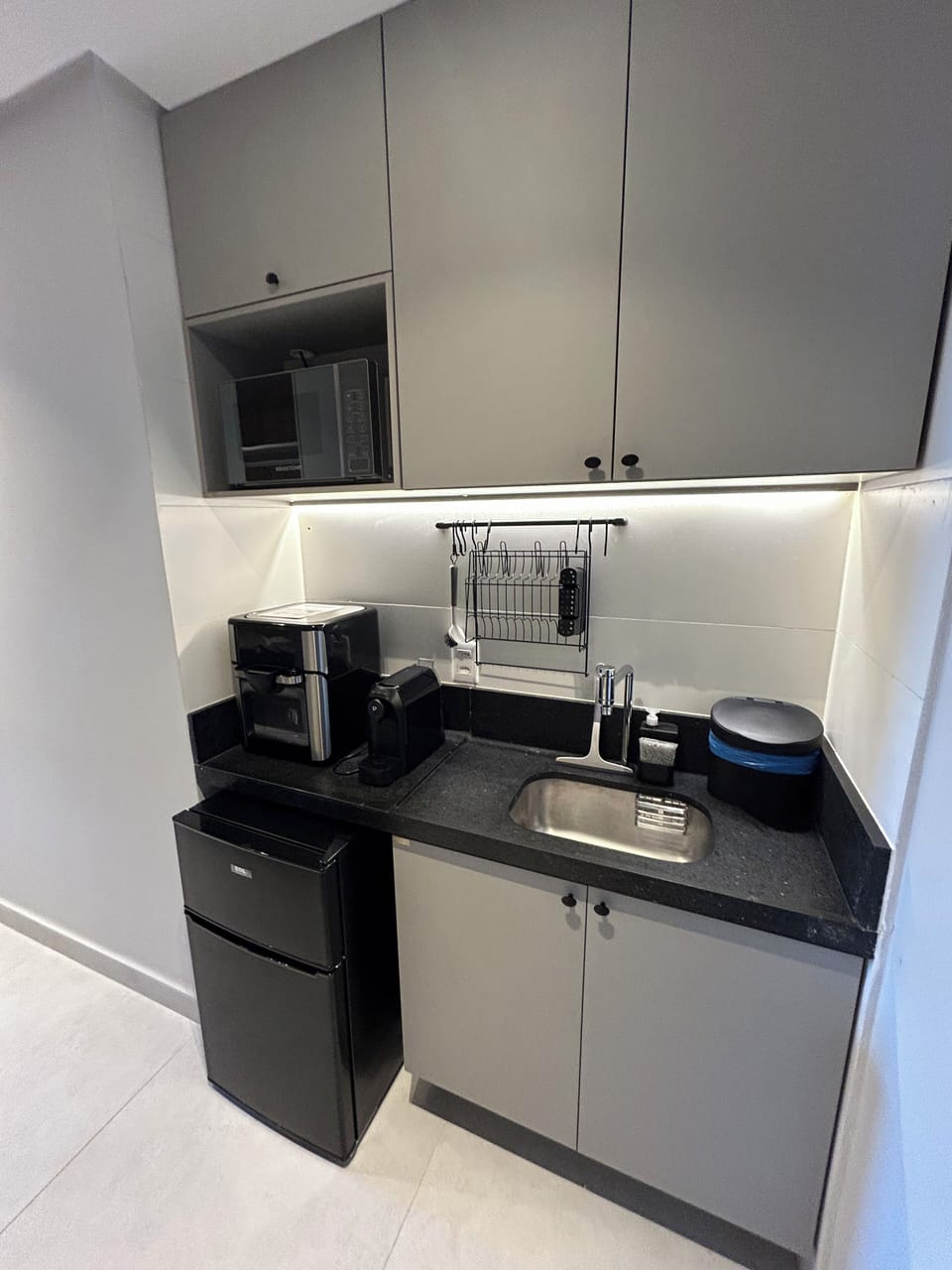 Apartment | Private kitchen | Mini-fridge, microwave, oven, blender
