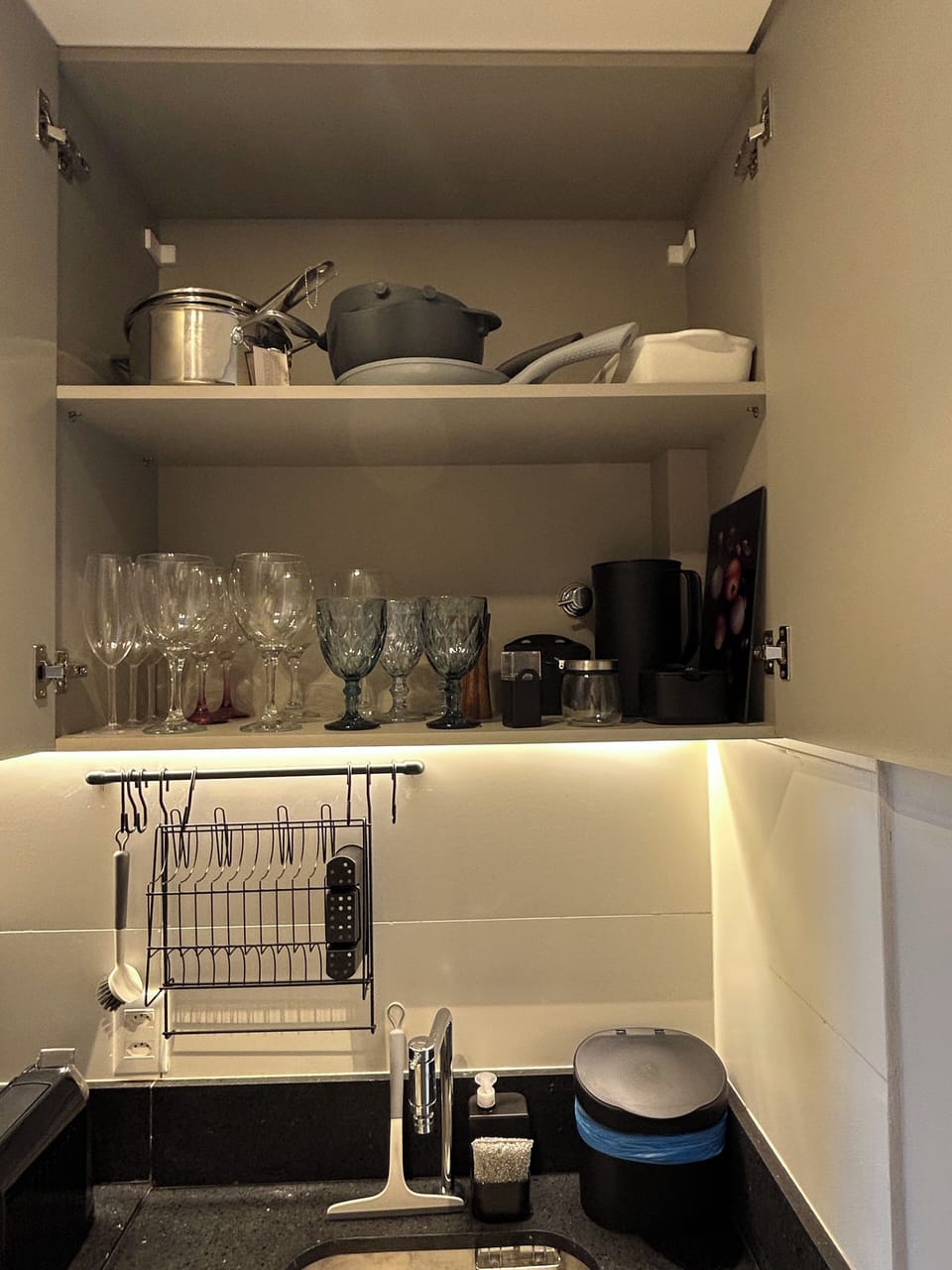 Apartment | Private kitchen | Mini-fridge, microwave, oven, blender