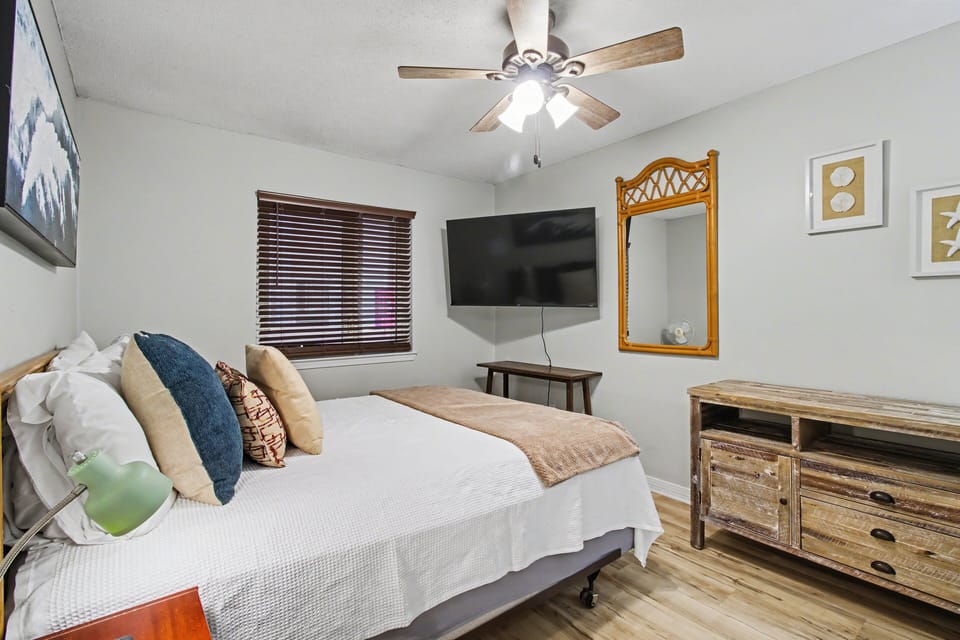 Gulf View Unit 18 Gulf Shores, Alabama. 2 bedroom. 1.5 bathroom. Sleeps 7. Managed by Island Rentals