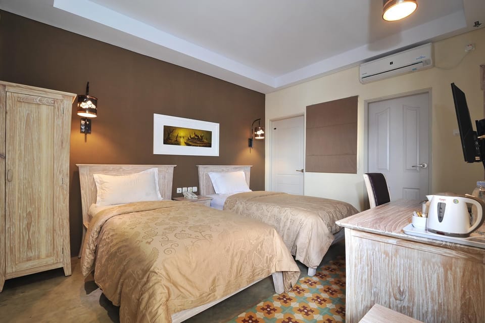 Twin Room, Courtyard View | Desk, free WiFi