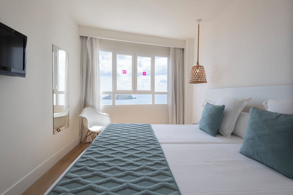Deluxe Room, Sea View (Quadruple) | Minibar, in-room safe, desk, WiFi (free)