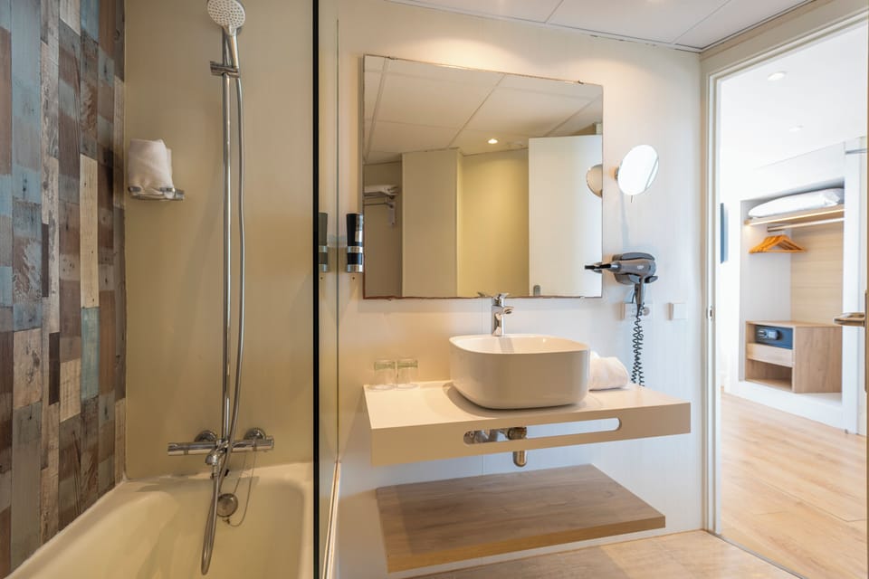 Deluxe Room, Sea View | Bathroom | Hair dryer, towels