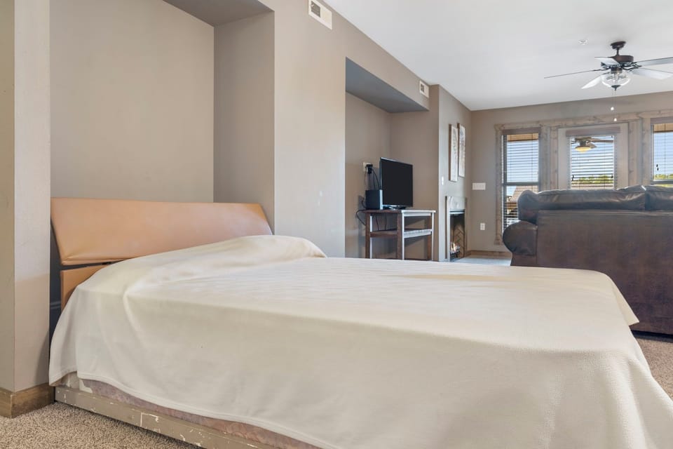 One Bedroom Condo - Murphy Bed