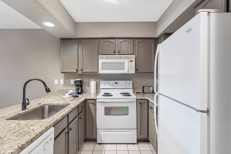 One Bedroom Condo - Fully Equipped Kitchen